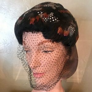 FABULOUS 1950s' BLACK/RUST/WHITE DOTTED FEATHER COCKTAIL HAT WITH BLACK VEIL